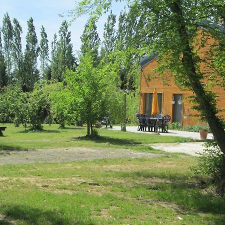 Florennes Gite Neuf 150 M2 Devant Un Grand Lac Prive De 2 Hectares Poissonneux Au Milieu Des Bois Luaran gambar