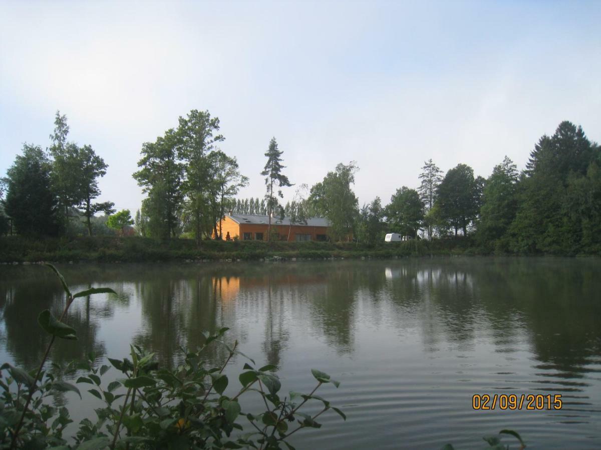 Florennes Gite Neuf 150 M2 Devant Un Grand Lac Prive De 2 Hectares Poissonneux Au Milieu Des Bois Luaran gambar