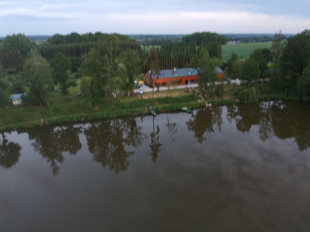 Florennes Gite Neuf 150 M2 Devant Un Grand Lac Prive De 2 Hectares Poissonneux Au Milieu Des Bois Luaran gambar