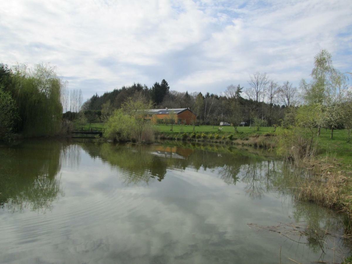 Florennes Gite Neuf 150 M2 Devant Un Grand Lac Prive De 2 Hectares Poissonneux Au Milieu Des Bois Luaran gambar