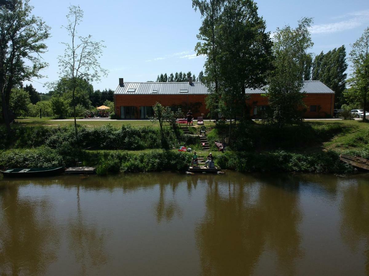 Florennes Gite Neuf 150 M2 Devant Un Grand Lac Prive De 2 Hectares Poissonneux Au Milieu Des Bois Luaran gambar