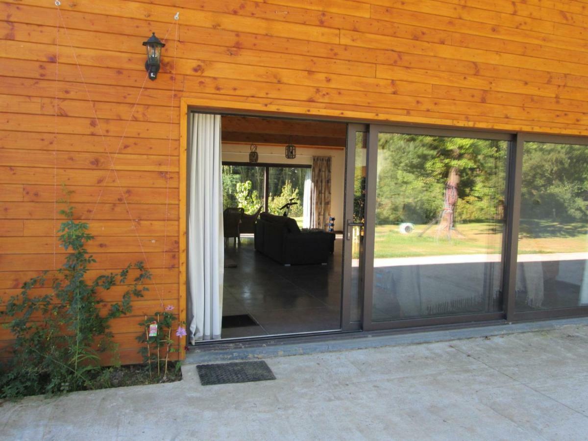 Florennes Gite Neuf 150 M2 Devant Un Grand Lac Prive De 2 Hectares Poissonneux Au Milieu Des Bois Luaran gambar