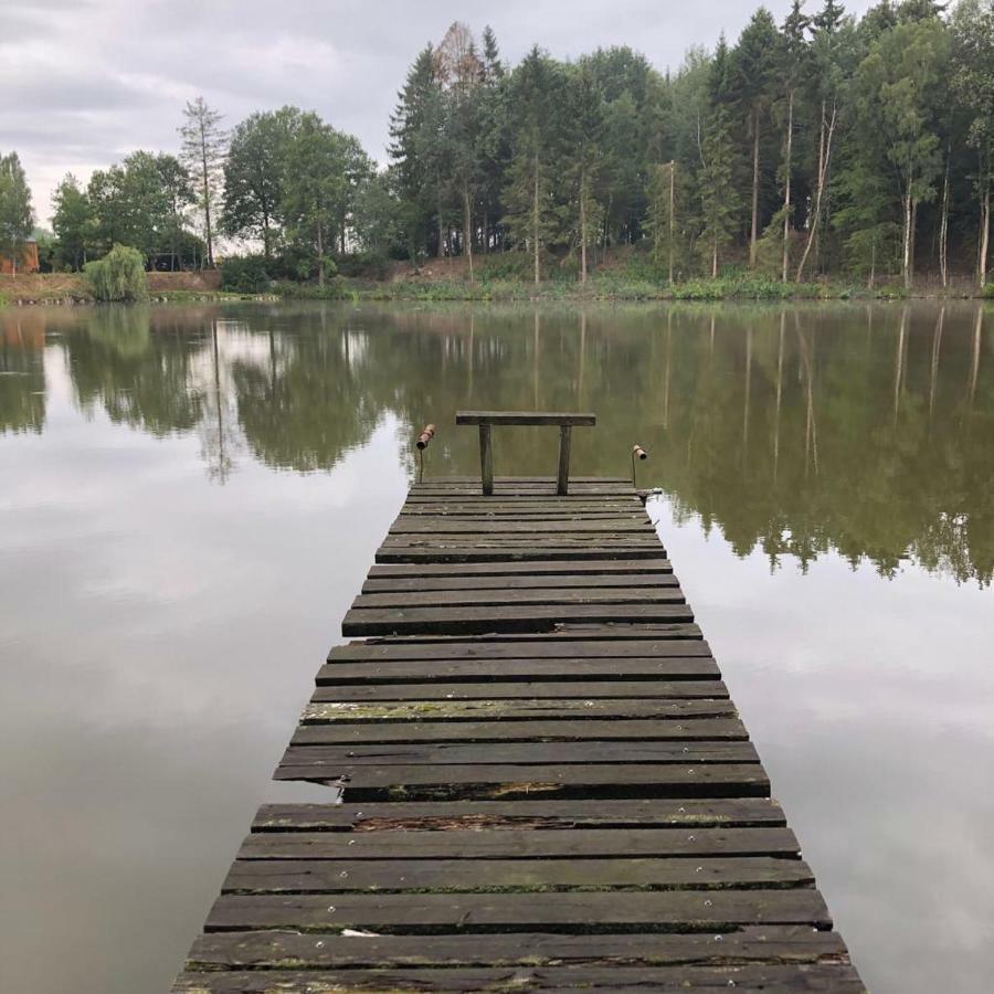 Florennes Gite Neuf 150 M2 Devant Un Grand Lac Prive De 2 Hectares Poissonneux Au Milieu Des Bois Luaran gambar